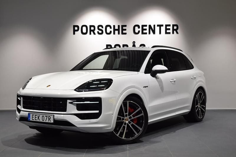 Vit (white) Begagnad 2025 Porsche Cayenne S E-Hybrid SUV | 1 395 000 kr (Dyr) - Bild 1/4