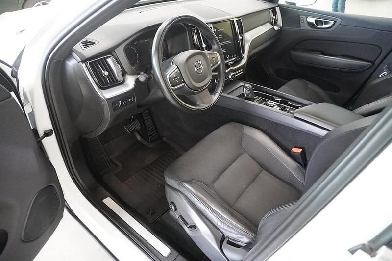 Begagnad Volvo XC60 Momentum 392 HK (288 kW) 2020 Vit SUV