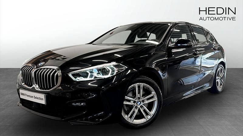 Svart (black) Begagnad 2022 BMW 118 Shadowline Halvkombi | 308 700 kr (Dyr) - Bild 1/4