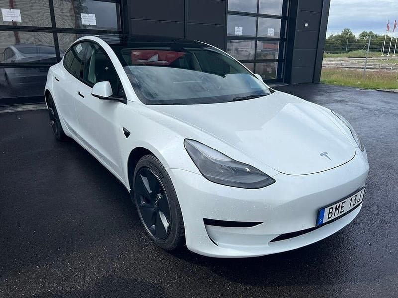Begagnad Tesla Model 3 Standard Range Plus 239 kW (325 HK) 2021 Vit metallic Sedan
