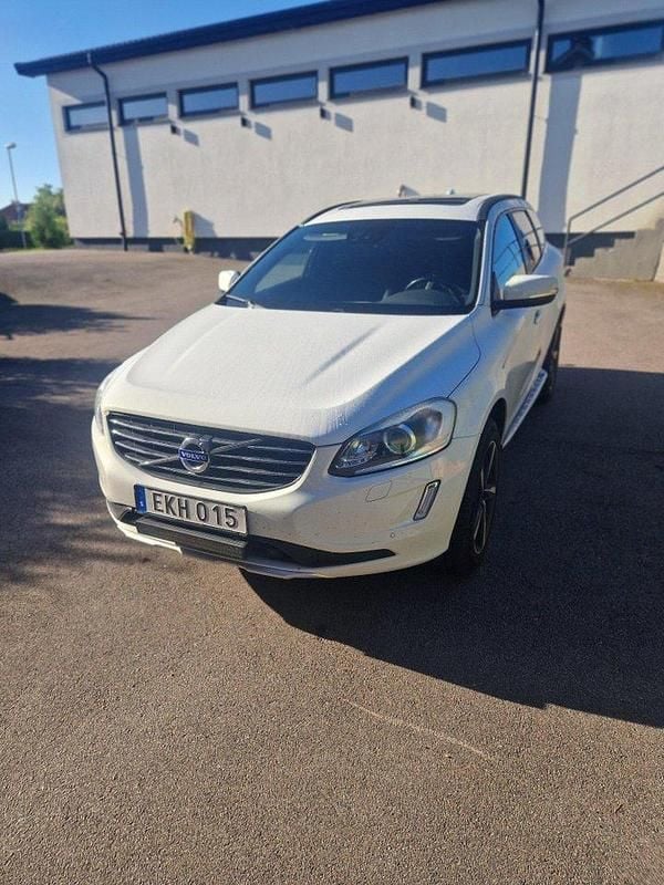 Vit Begagnad 2015 Volvo XC60 Momentum SUV | 125 000 kr (Bra pris) - Bild 1/3