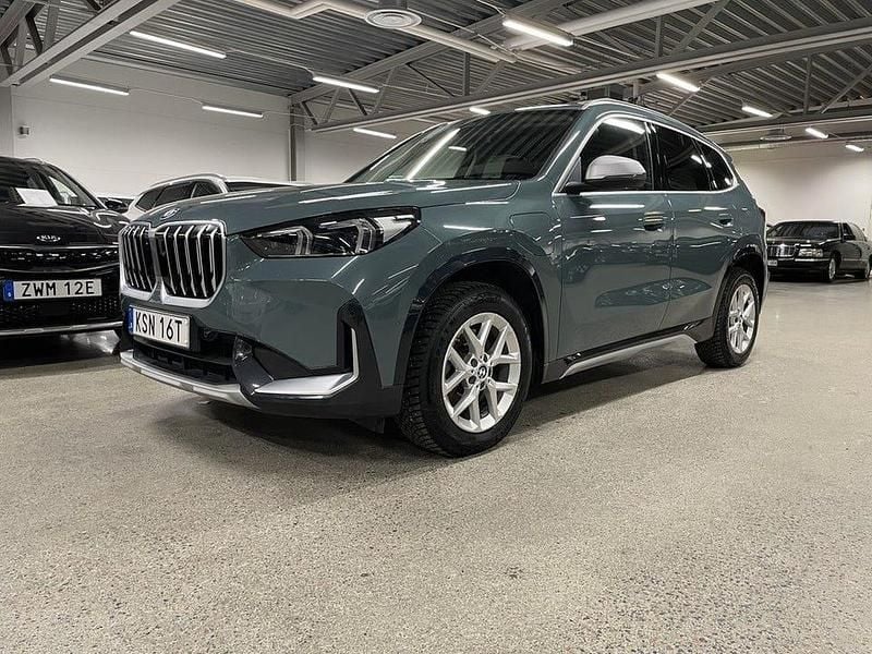 Grön Begagnad 2023 BMW X1 xLine SUV | 419 000 kr (Marknadspris) - Bild 1/4