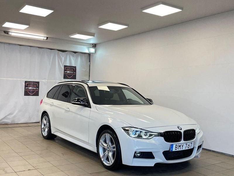 Vit Begagnad 2017 BMW 320 M Sport Kombi | 234 900 kr (Lite dyr) - Bild 1/4