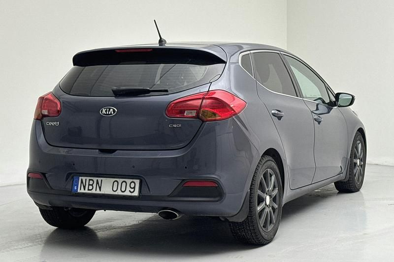 Begagnad Kia Ceed Comfort 128 HK (94 kW) 2013 Mörkblå Halvkombi