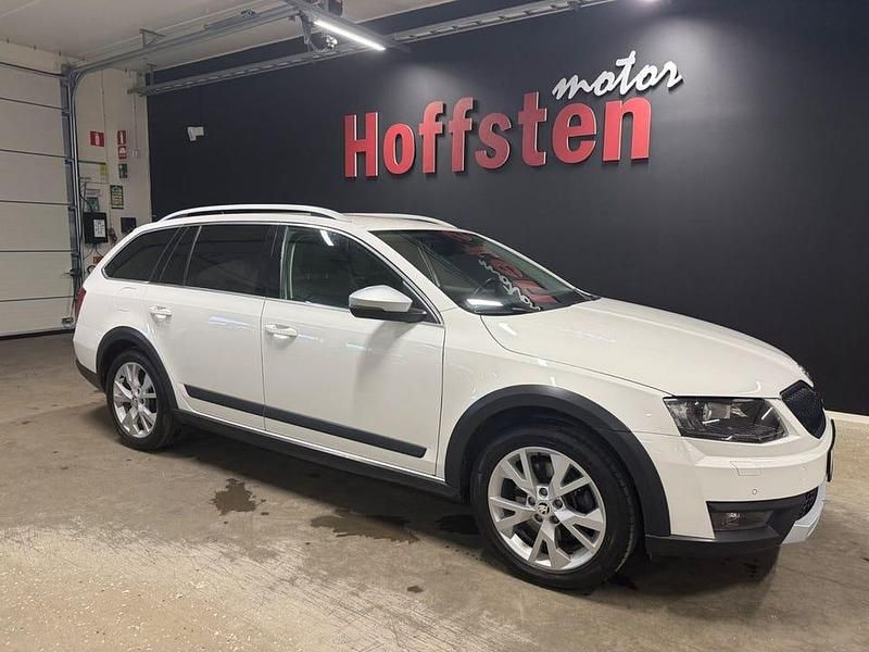 Vit Begagnad 2015 Skoda Octavia Scout Kombi | 124 900 kr (Bra pris) - Bild 1/4