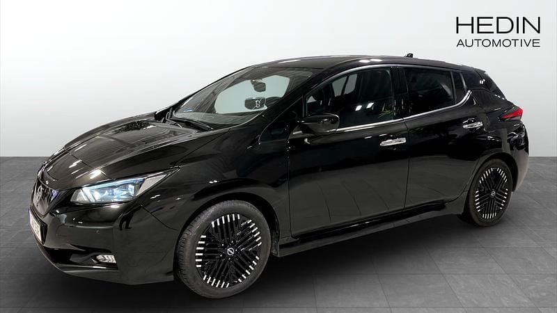 Svart Begagnad 2022 Nissan Leaf N-Connecta Halvkombi | 184 900 kr (Marknadspris) - Bild 1/4