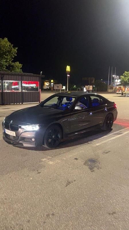 Grå Begagnad 2017 BMW 330e M Sport Sedan | 210 000 kr (Lite dyr) - Bild 1/4