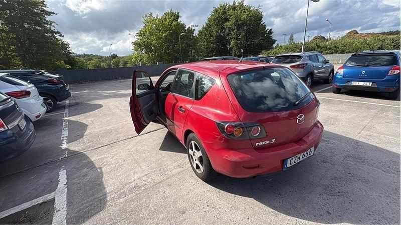 Röd Begagnad 2006 Mazda 3 Inclusive Halvkombi | 26 000 kr (Marknadspris) - Bild 1/4
