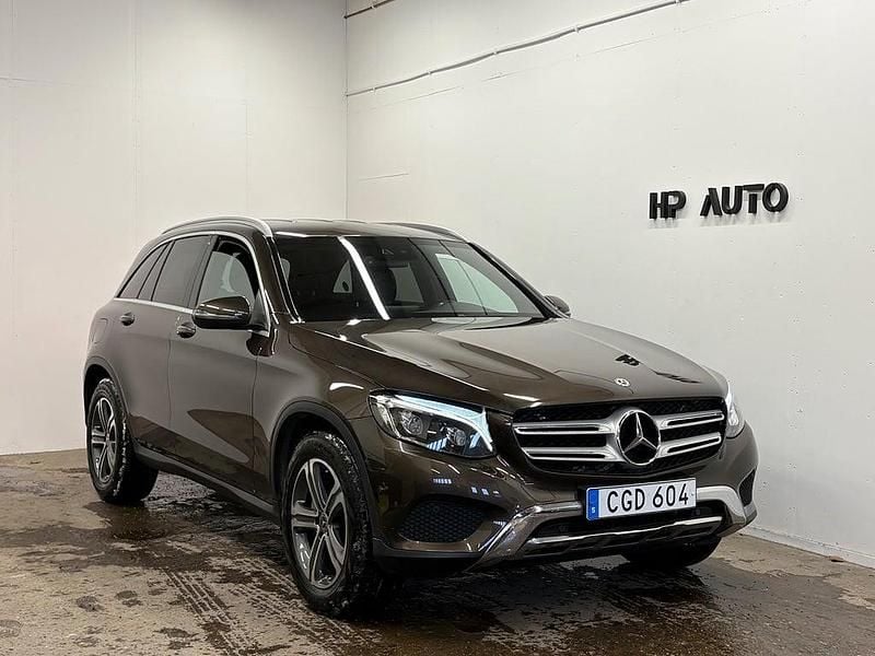 Mörkbrun Begagnad 2018 Mercedes GLC220 SUV | 269 900 kr (Bra pris) - Bild 1/4