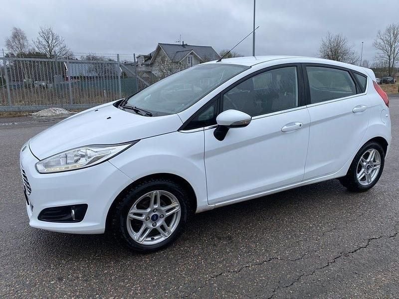 Begagnad Ford Fiesta Titanium 101 HK (74 kW) 2016 Vit Halvkombi