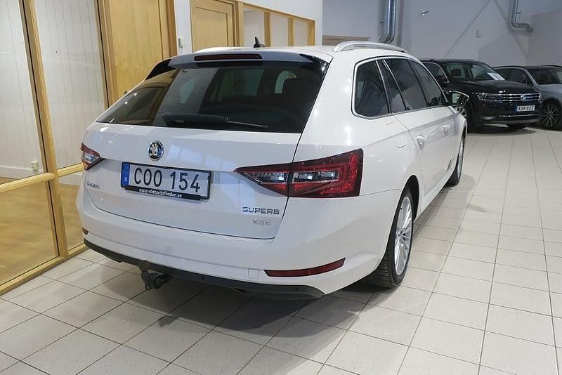 Begagnad Skoda Superb LAURIN & KLEMENT 190 HK (139 kW) 2017 Vit Kombi