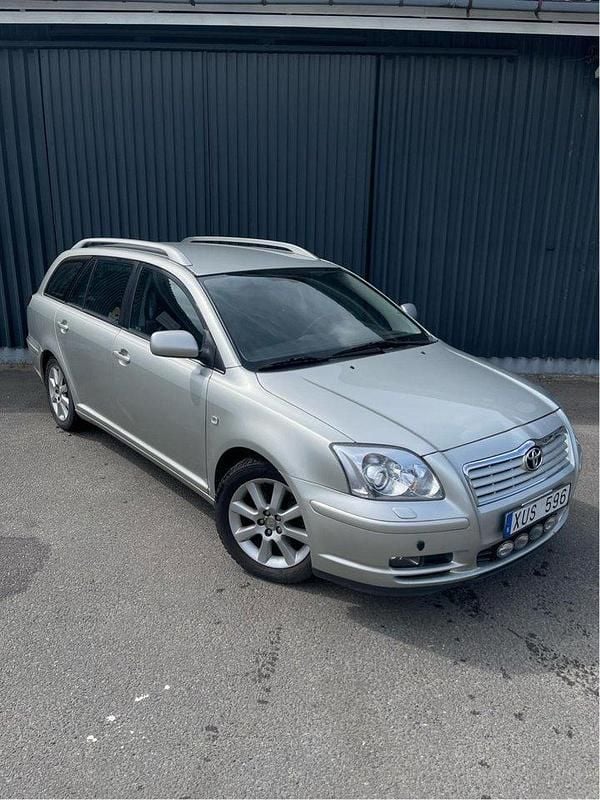 Silver Begagnad 2006 Toyota Avensis Kombi | 19 900 kr (Bra pris) - Bild 1/4