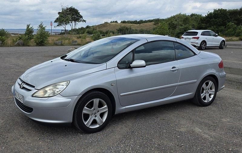 Grå Begagnad 2004 Peugeot 307 CC Cab | 32 000 kr (Marknadspris) - Bild 1/4