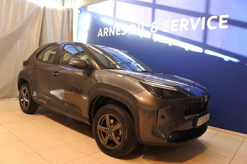 Mörkgrå (grå) Begagnad 2022 Toyota Yaris Cross SUV | 244 900 kr (Superpris) - Bild 1/4