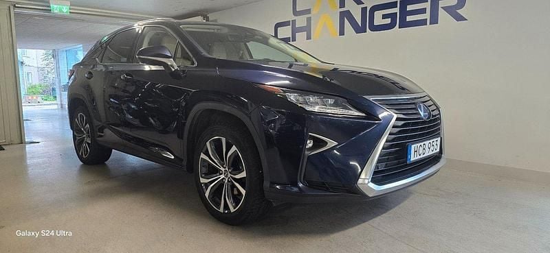 Mörkblå (blå) Begagnad 2018 Lexus RX450h Executive Line SUV | 339 900 kr (Marknadspris) - Bild 1/4