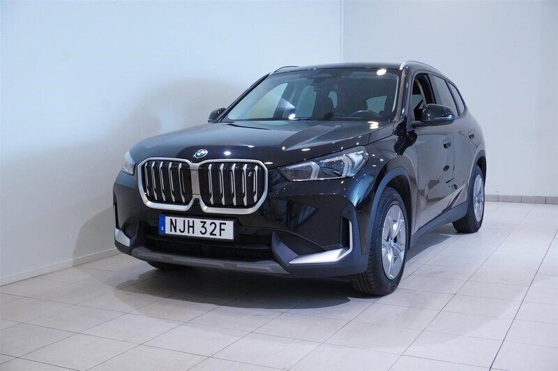 Svart (safirsvart metallic) Begagnad 2022 BMW iX1 Comfort Edition SUV | 519 900 kr (Marknadspris) - Bild 1/4