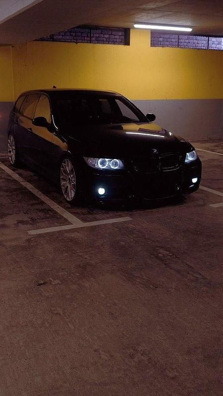 Svart Begagnad 2007 BMW 330 M Sport Kombi | 90 000 kr (Marknadspris) - Bild 1/4