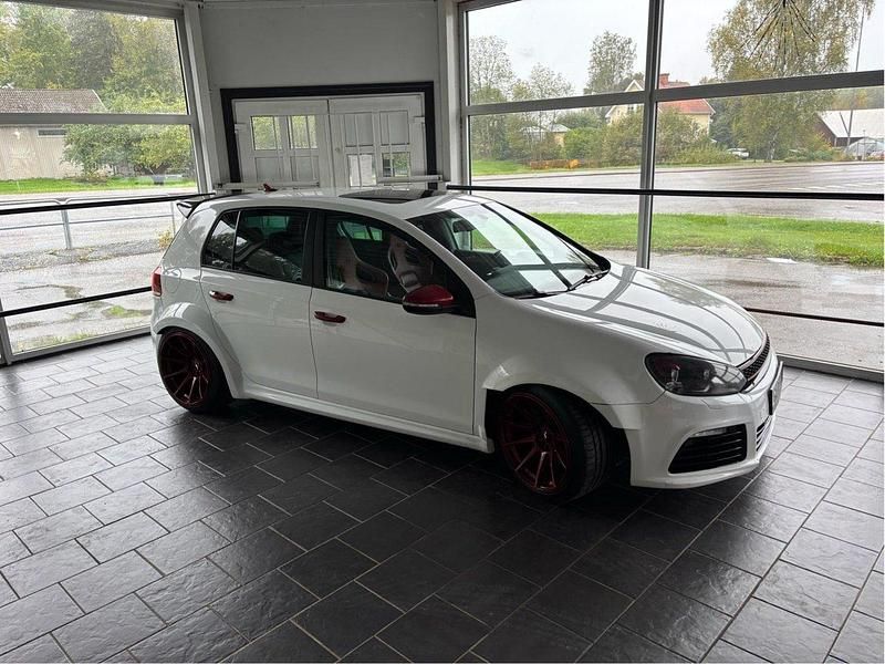 Vit Begagnad 2010 VW Golf VI R Halvkombi | 179 000 kr - Bild 1/4