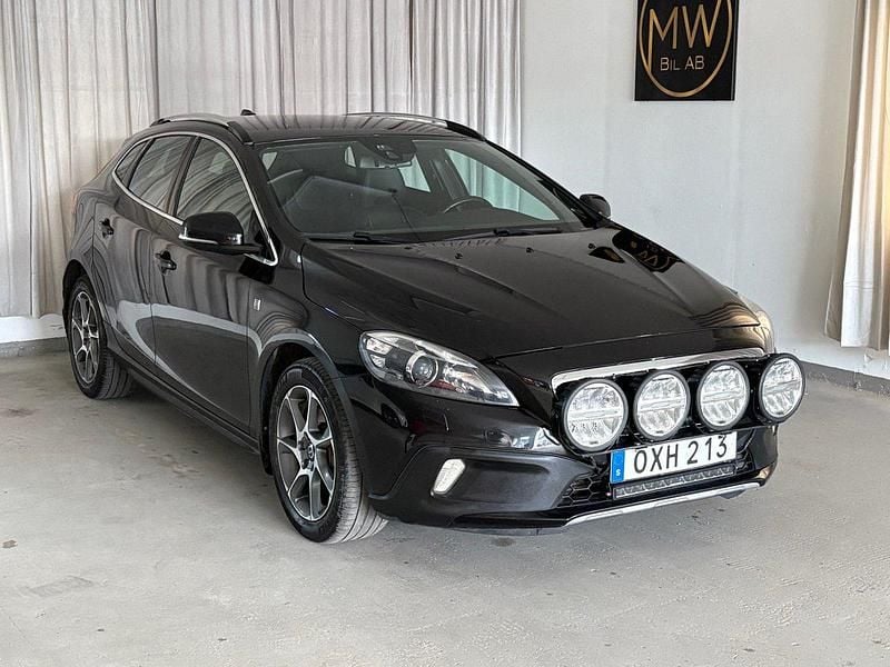 Svart Begagnad 2016 Volvo V40 CC Ocean Race Kombi | 119 900 kr (Marknadspris) - Bild 1/4