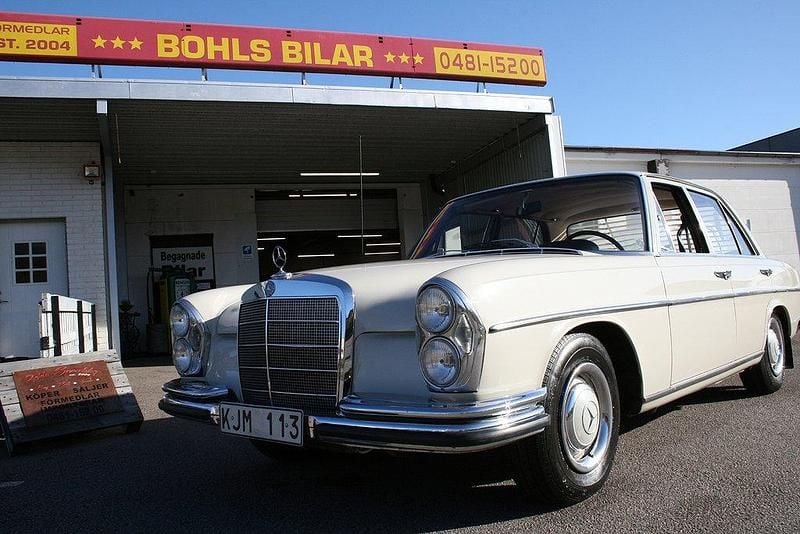 Ljusgrå Begagnad 1967 Mercedes W108 Sedan | 199 000 kr - Bild 1/4