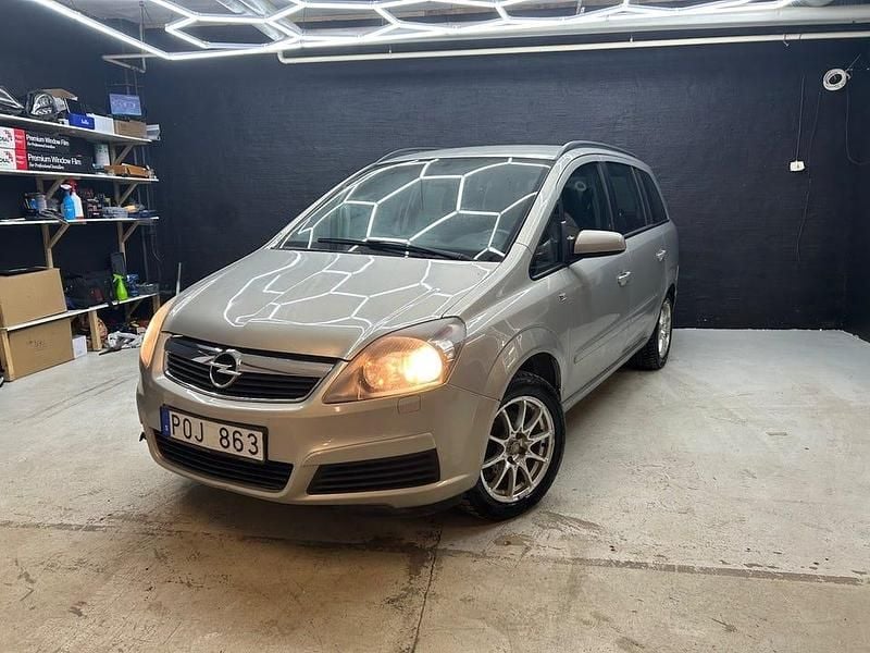 Begagnad Opel Zafira 140 HK (102 kW) 2006 Grå Minibuss