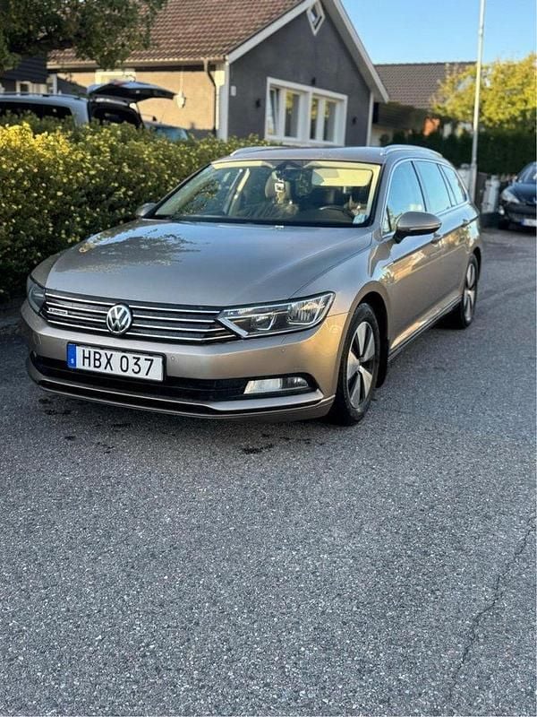 Brun Begagnad 2016 VW Passat Kombi | 100 000 kr (Marknadspris) - Bild 1/4
