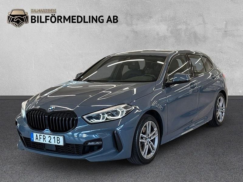 Mörkgrå Begagnad 2019 BMW 118 M Sport Halvkombi | 199 800 kr (Marknadspris) - Bild 1/4