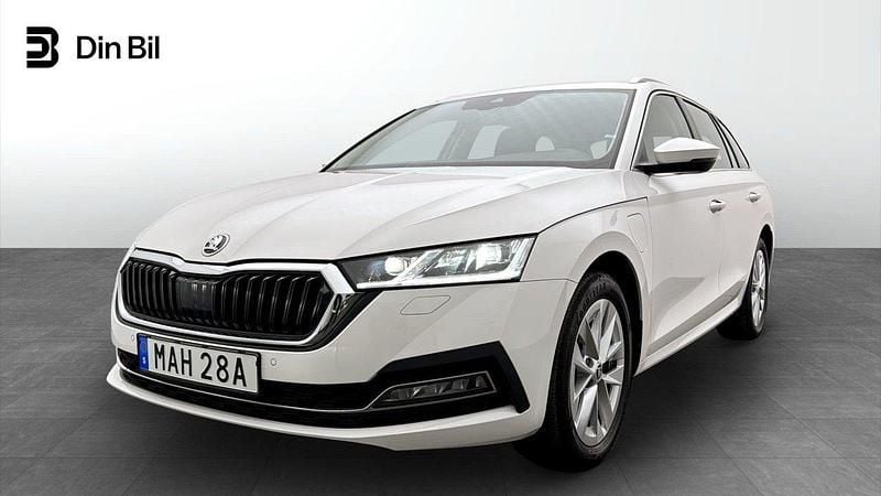 Vit Begagnad 2023 Skoda Octavia Style Kombi | 324 900 kr (Marknadspris) - Bild 1/4