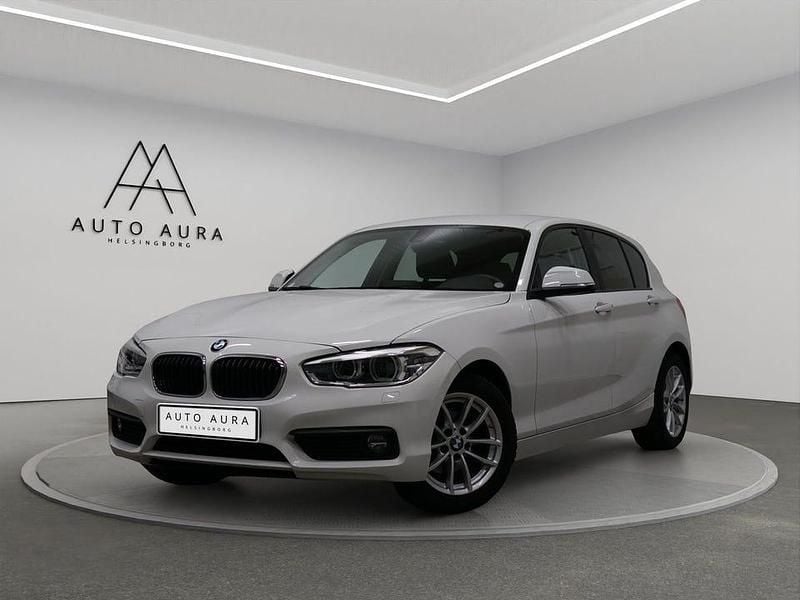 Vit Begagnad 2017 BMW 118 Advantage Halvkombi | 169 900 kr (Marknadspris) - Bild 1/4