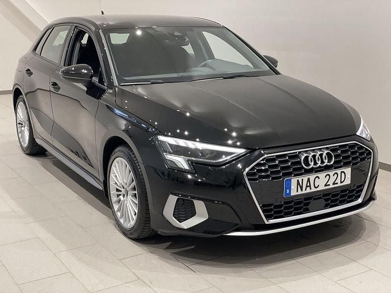 Svart (brilliantsvart) Begagnad 2023 Audi A3 Sportback Advanced Plus Halvkombi | 223 900 kr (Bra pris) - Bild 1/4