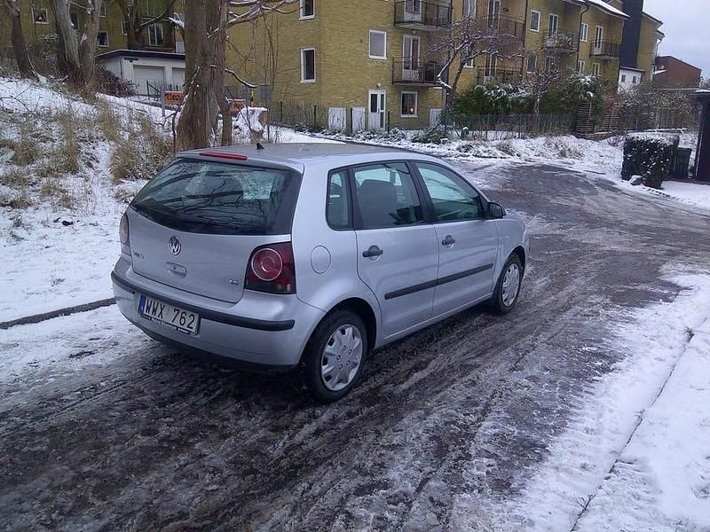 Begagnad VW Polo 75 HK (55 kW) 2006 Silver met. Halvkombi