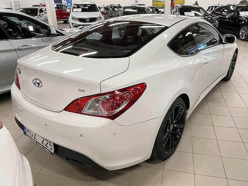 Begagnad Hyundai Genesis 304 HK (223 kW) 2010 Vit Sportkupé