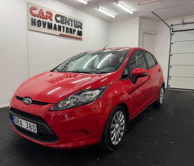 Begagnad Ford Fiesta 82 HK (60 kW) 2011 Röd Halvkombi