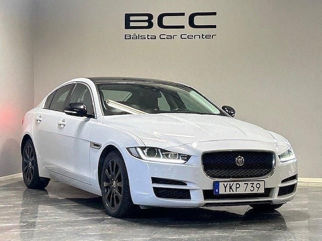 Vit Begagnad 2017 Jaguar XE Sedan | 154 700 kr (Bra pris) - Bild 1/4