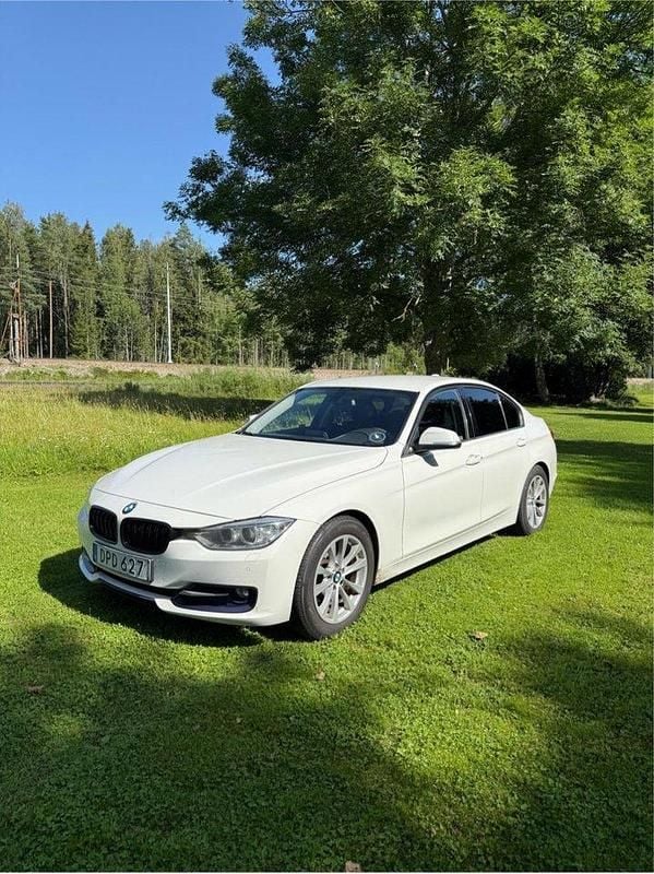 Vit Begagnad 2015 BMW 320 Sport Line Sedan | 155 000 kr (Marknadspris) - Bild 1/4