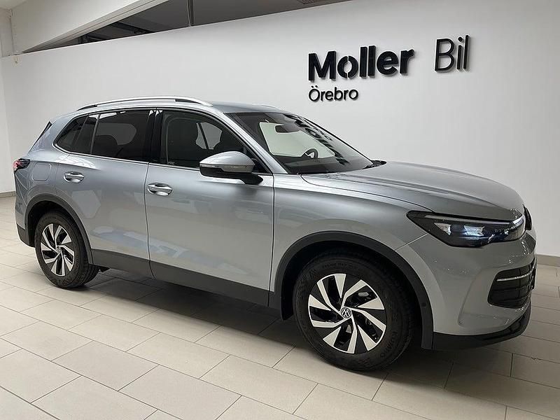 Silver Begagnad 2025 VW Tiguan SUV | 379 000 kr (Marknadspris) - Bild 1/4