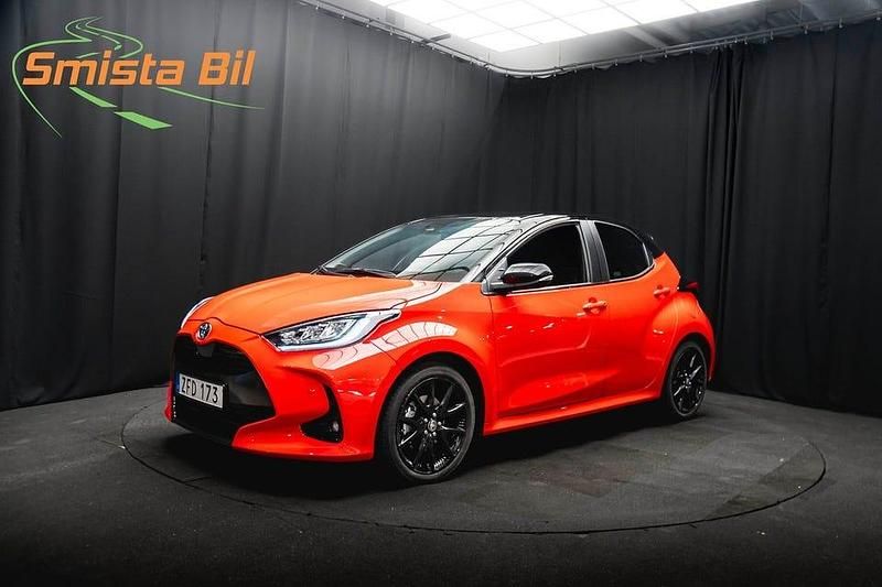 Röd Begagnad 2023 Toyota Yaris Hybrid Style Halvkombi | 244 800 kr (Marknadspris) - Bild 1/3