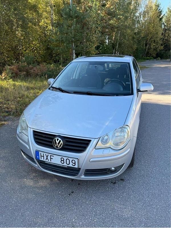 Silver Begagnad 2009 VW Polo Comfortline Halvkombi | 43 500 kr (Marknadspris) - Bild 1/4
