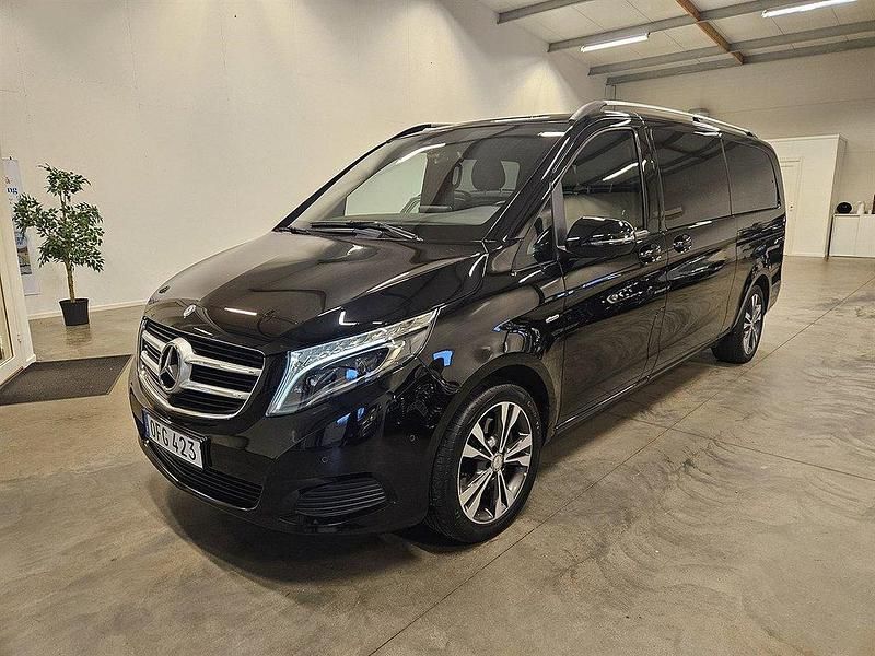 Svart (svart metallic) Begagnad 2016 Mercedes V250 Avantgarde Minibuss | 579 900 kr - Bild 1/4