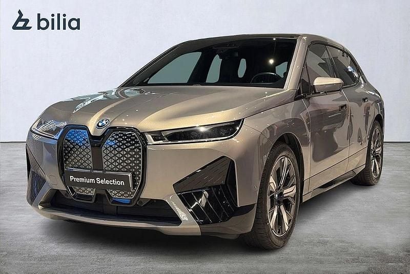 Grå Begagnad 2023 BMW iX SUV | 579 900 kr (Superpris) - Bild 1/4