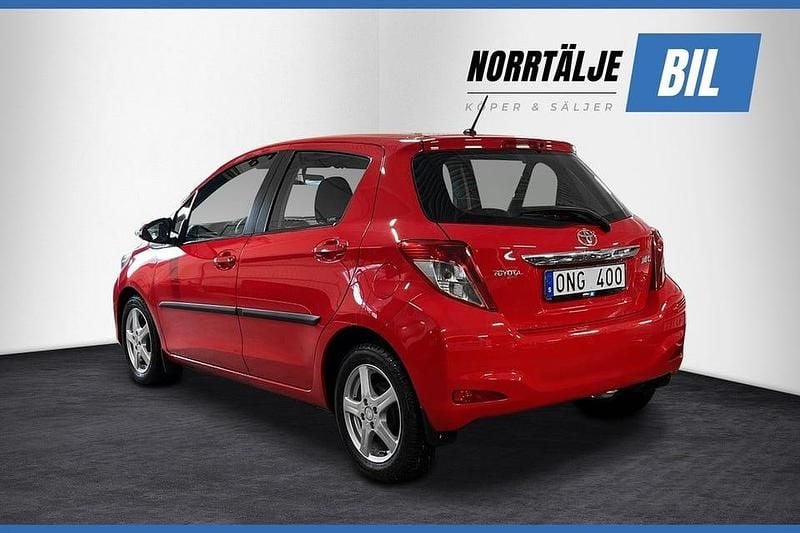 Begagnad Toyota Yaris Active 99 HK (72 kW) 2013 Röd Halvkombi