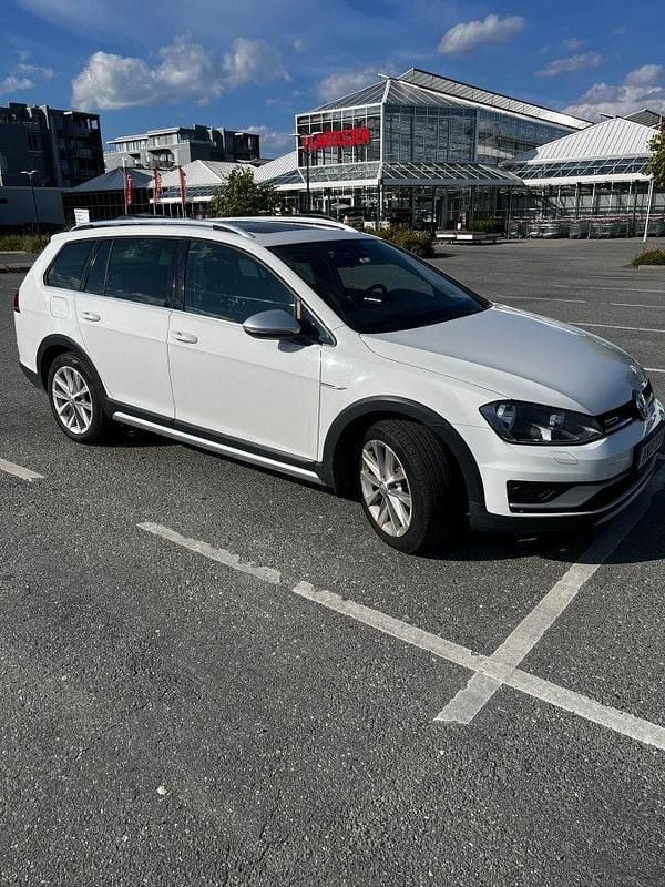 Vit Begagnad 2016 VW Golf Alltrack Kombi | 137 500 kr (Marknadspris) - Bild 1/4