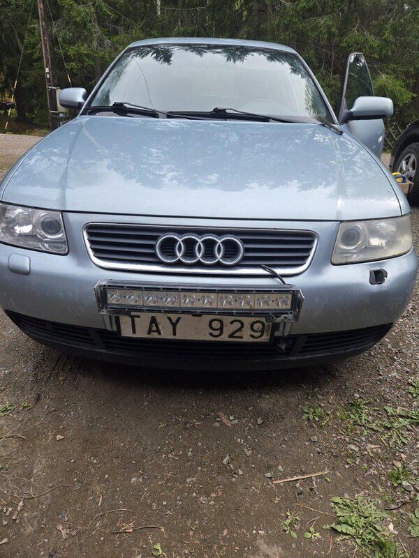 Silver Begagnad 2002 Audi A3 Attraction Halvkombi | 11 000 kr (Marknadspris) - Bild 1/4