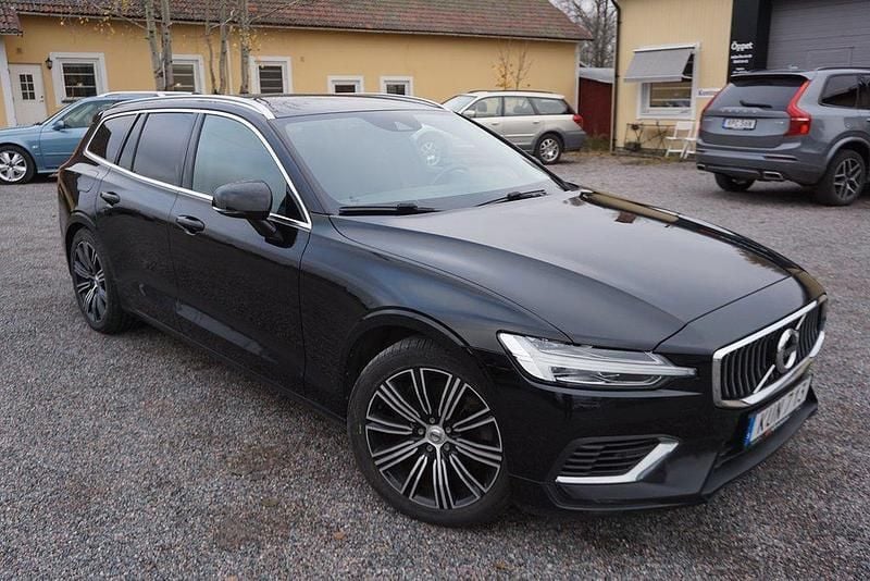 Svart Begagnad 2021 Volvo V60 Kombi | 254 900 kr (Bra pris) - Bild 1/4