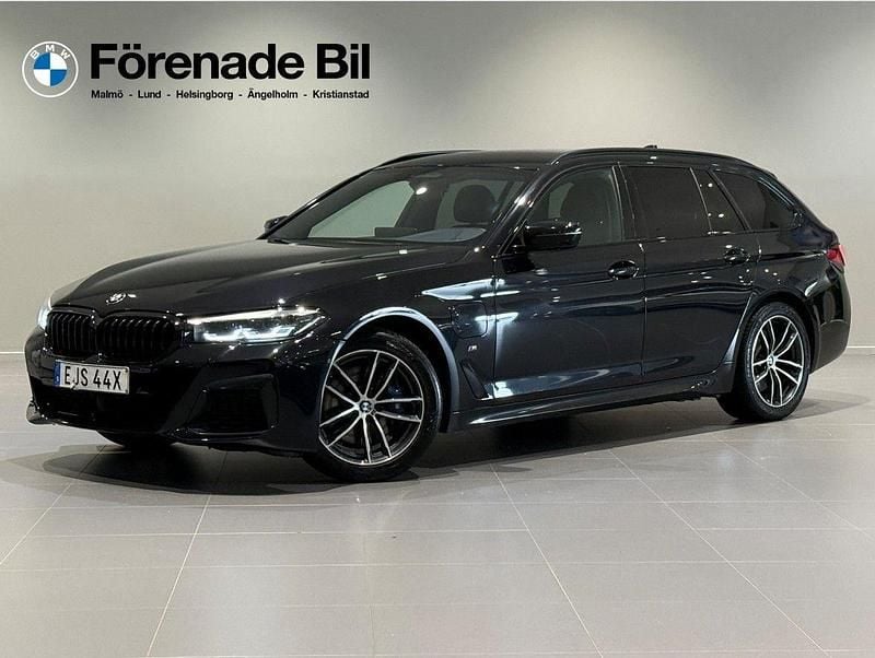 Svart Begagnad 2021 BMW 530e M Sport Kombi | 359 000 kr (Marknadspris) - Bild 1/4
