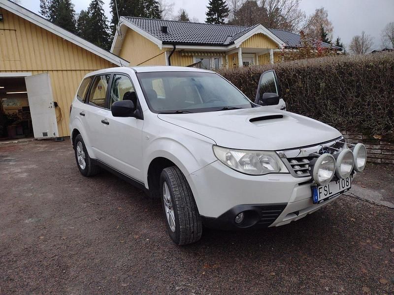 Vit Begagnad 2011 Subaru Forester SUV | 30 000 kr (Marknadspris) - Bild 1/4