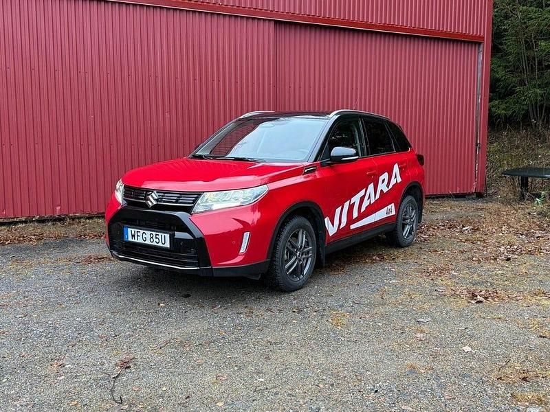 Röd Begagnad 2024 Suzuki Vitara SUV | 363 500 kr - Bild 1/4