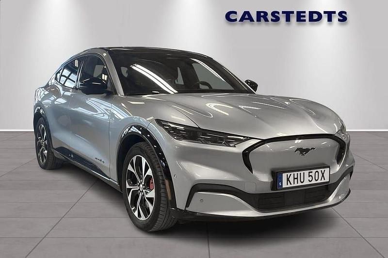 Grå Begagnad 2021 Ford Mustang Mach-E Standard Range SUV | 399 900 kr (Dyr) - Bild 1/4
