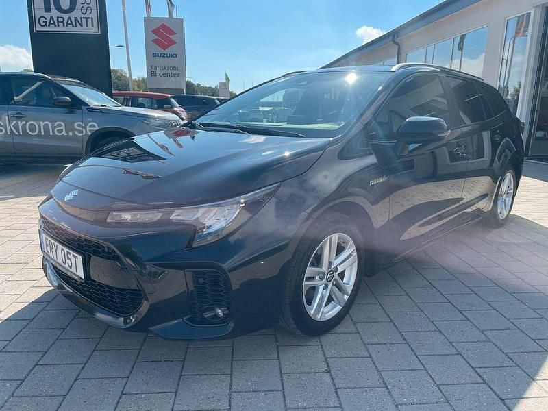Svart Begagnad 2022 Suzuki Swace Kombi | 224 000 kr (Marknadspris) - Bild 1/4
