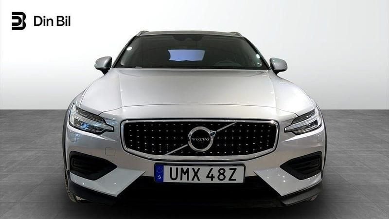 Begagnad Volvo V60 CC Momentum 197 HK (144 kW) 2021 Silver Kombi